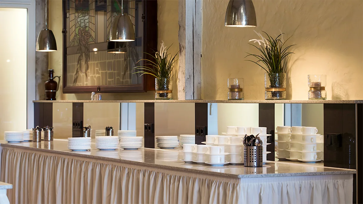 Buffet-Tische mit Geschirr vorbereitet