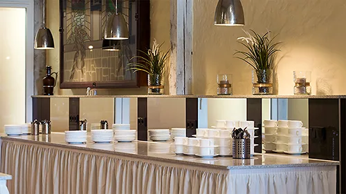Buffet-Tische mit Geschirr vorbereitet
