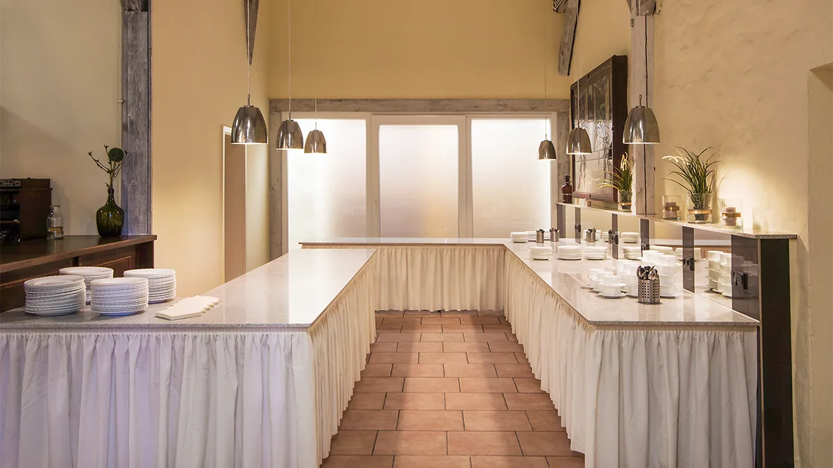 Buffet-Tische mit Geschirr vorbereitet