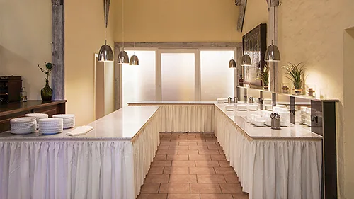 Buffet-Tische mit Geschirr vorbereitet