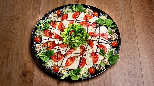 Platte mit Tomate &amp; Mozzarella